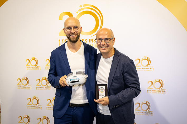 Zwei Unternehmer, die ihren BIG BANG INNOVATION Award in der Hand halten.