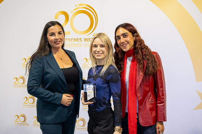 Eine Juroren und zwei Preisträgerinnen des BIG BANG INNOVATION Awards.