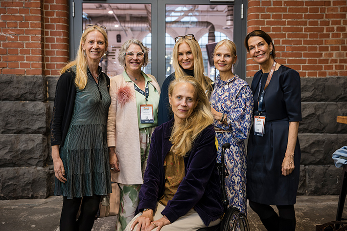 Offenblende/Kathrin Sechs Frauen stehen und sitzen für ein Gruppenbild zusammen.