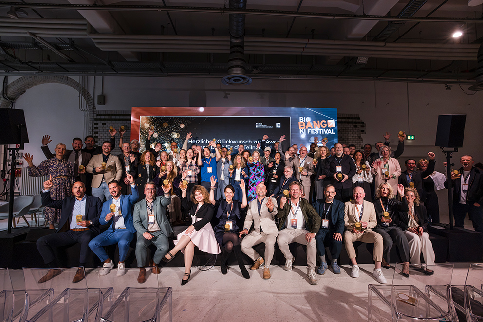 Offenblende/Kathrin Gruppenbild der Unternehmen, die auf dem BIG BANG KI FESTIVAL vom Deutschen Innovationsinstitut (diind) ausgezeichnet wurden.